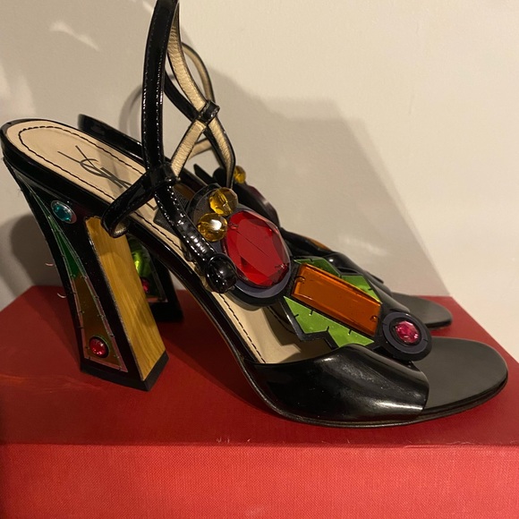 Vintage YSL Patent Leather Jeweled T strap sandals in a size 41. - Picture 10 of 12